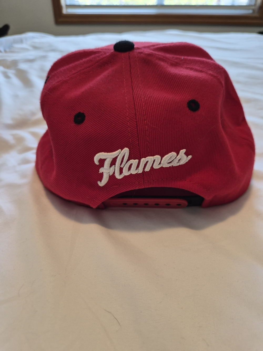 Calgary Flames Black and Red Flat-Brim Snapback Hat - Picture 4 of 5